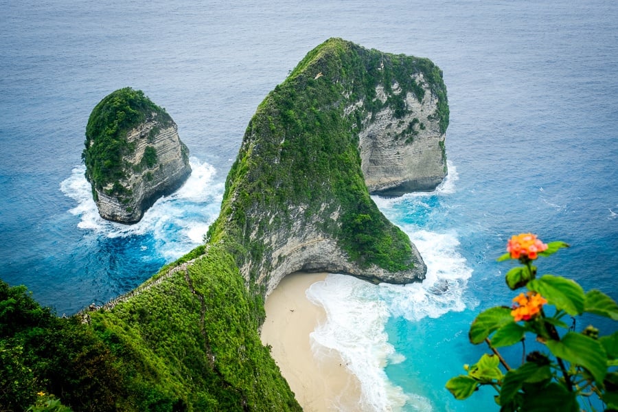 The T-Rex shaped cliff point at Kelingking Beach in Nusa Penida, Bali