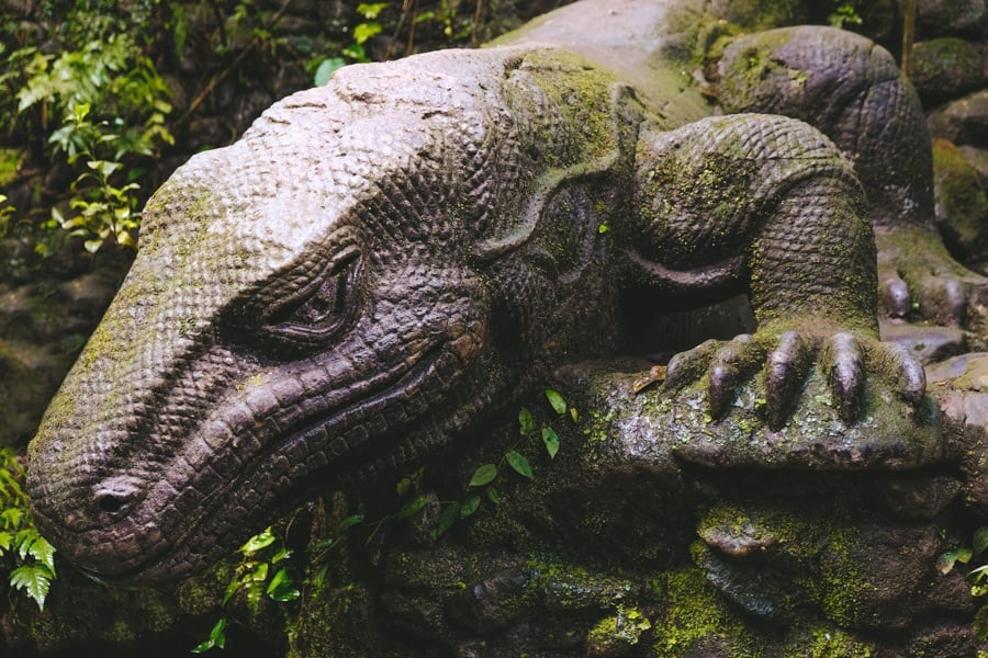 komodo dragon statue