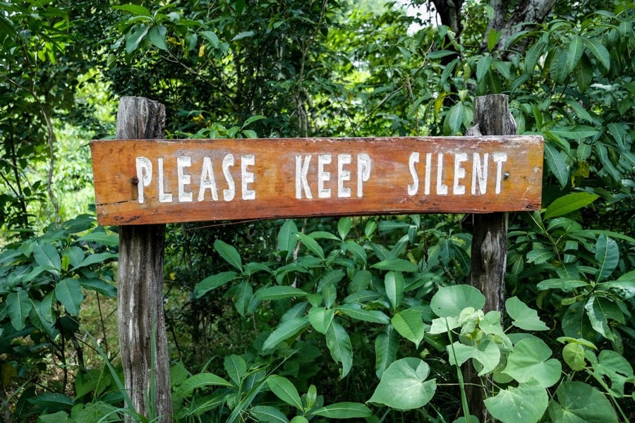 Komodo sign please keep silent