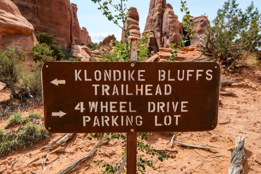 road four wheel drive parking lot sign